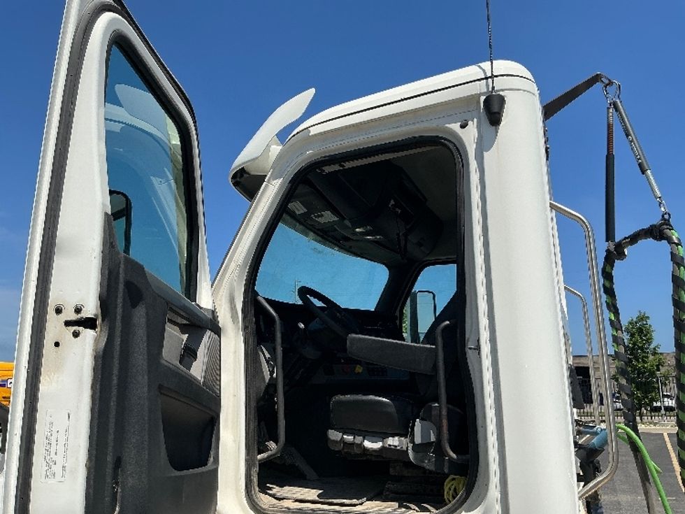 Day Cab Tractor-Heavy Duty Tractors-Freightliner-2022-T12664ST-Stoney Creek-ON-336,064\n\t\tkm-$ 105,000 - Image 9