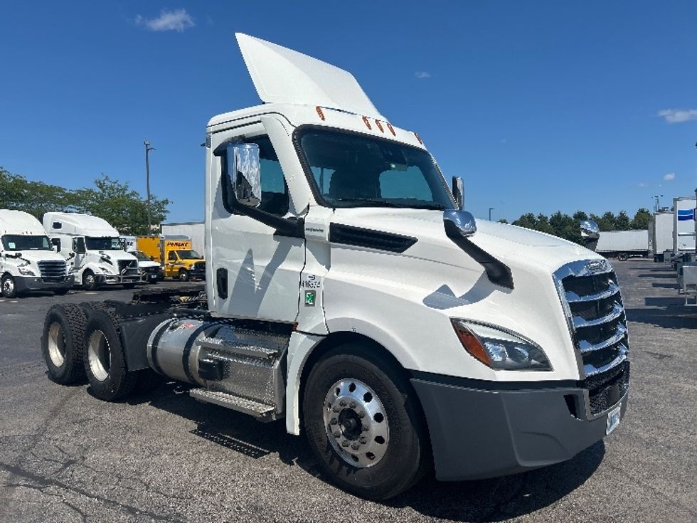 Day Cab Tractor-Heavy Duty Tractors-Freightliner-2022-T12664ST-Sturtevant-WI-136,256\n\t\tmiles-$ 77,500 - Image 1