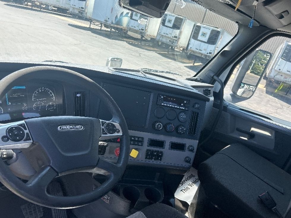 Day Cab Tractor-Heavy Duty Tractors-Freightliner-2022-T12664ST-Sturtevant-WI-136,256\n\t\tmiles-$ 77,500 - Image 10