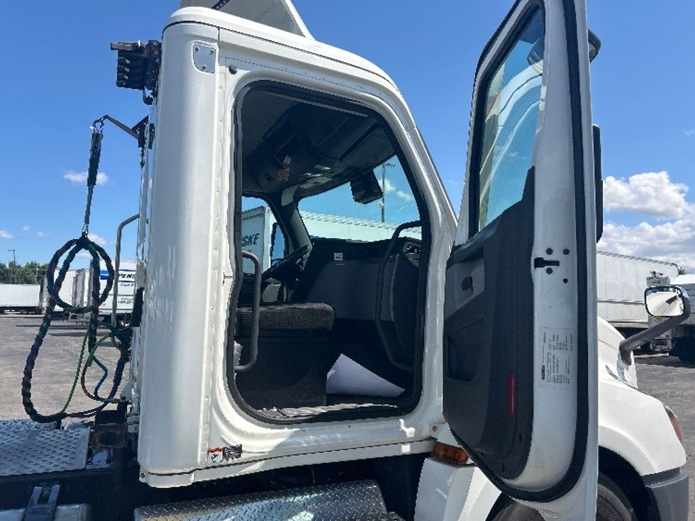 Day Cab Tractor-Heavy Duty Tractors-Freightliner-2022-T12664ST-Sturtevant-WI-136,256\n\t\tmiles-$ 77,500 - Image 12