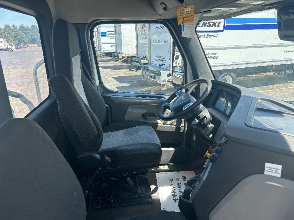 Day Cab Tractor-Heavy Duty Tractors-Freightliner-2022-T12664ST-Sturtevant-WI-136,256\n\t\tmiles-$ 77,500 - Image 14
