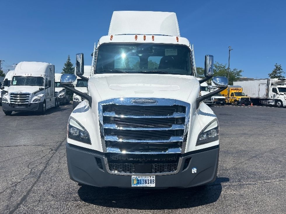 Day Cab Tractor-Heavy Duty Tractors-Freightliner-2022-T12664ST-Sturtevant-WI-136,256\n\t\tmiles-$ 77,500 - Image 2