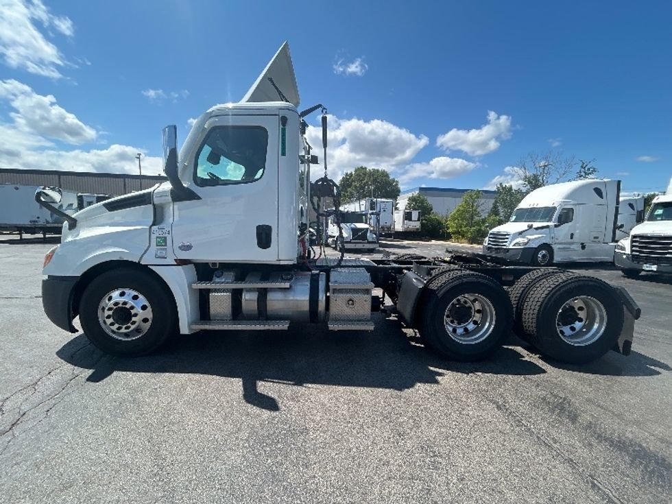 Day Cab Tractor-Heavy Duty Tractors-Freightliner-2022-T12664ST-Sturtevant-WI-136,256\n\t\tmiles-$ 77,500 - Image 4