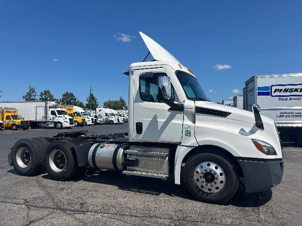 Day Cab Tractor-Heavy Duty Tractors-Freightliner-2022-T12664ST-Sturtevant-WI-136,256\n\t\tmiles-$ 77,500 - Image 8