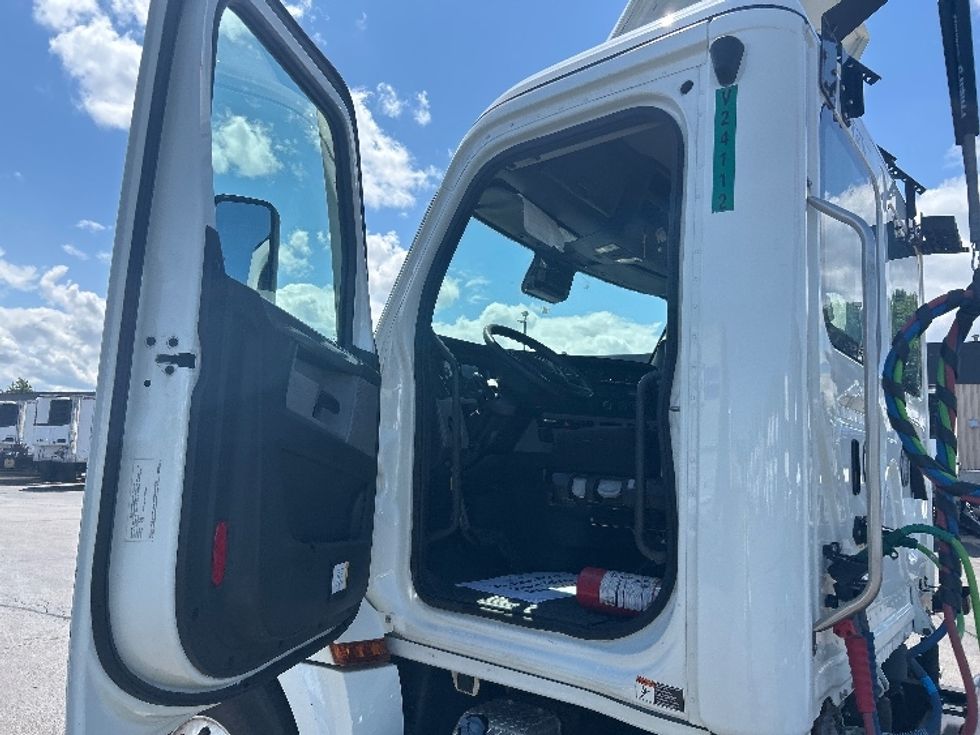 Day Cab Tractor-Heavy Duty Tractors-Freightliner-2022-T12664ST-Sturtevant-WI-136,256\n\t\tmiles-$ 77,500 - Image 9
