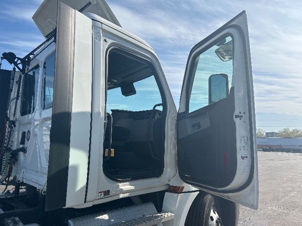 Day Cab Tractor-Heavy Duty Tractors-Freightliner-2022-T12664ST-Sturtevant-WI-517,884\n\t\tmiles-$ 52,500 - Image 12