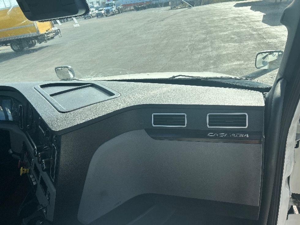 Day Cab Tractor-Heavy Duty Tractors-Freightliner-2022-T12664ST-Sturtevant-WI-517,884\n\t\tmiles-$ 52,500 - Image 13