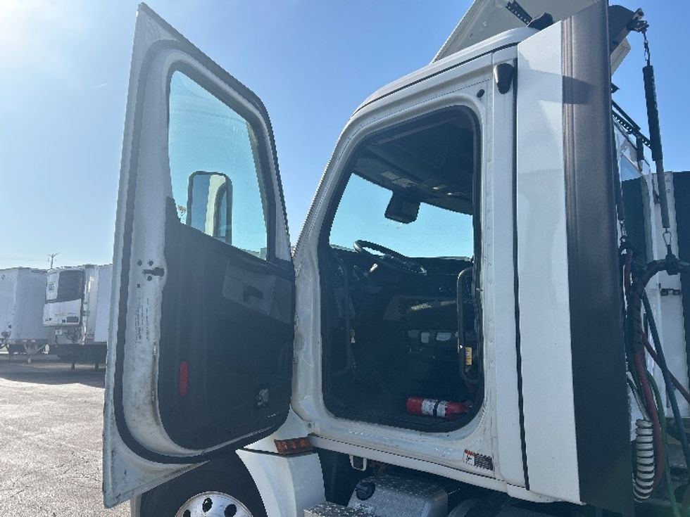 Day Cab Tractor-Heavy Duty Tractors-Freightliner-2022-T12664ST-Sturtevant-WI-517,884\n\t\tmiles-$ 52,500 - Image 9