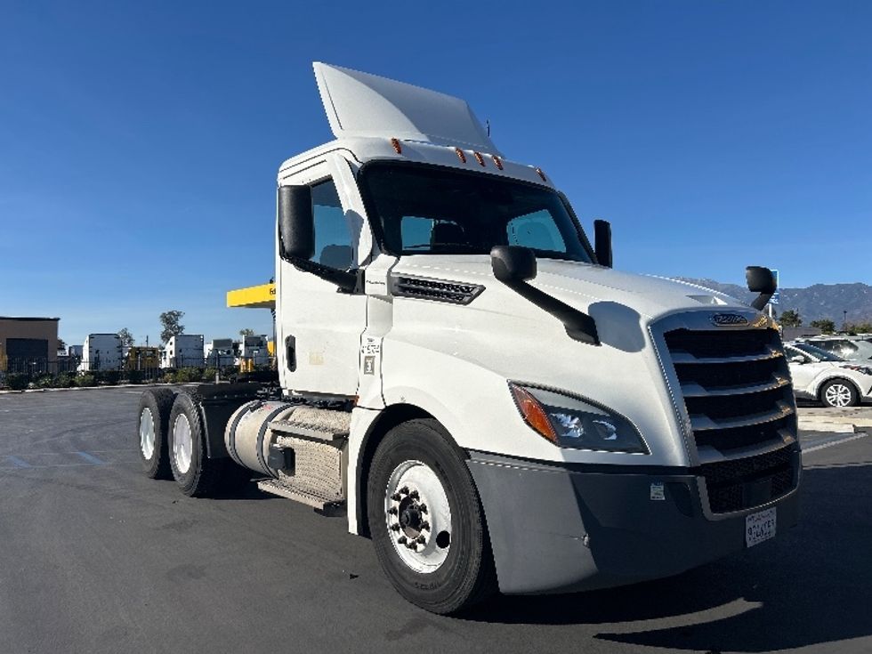 Day Cab Tractor-Heavy Duty Tractors-Freightliner-2022-T12664ST-Torrance-CA-384,535\n\t\tmiles-$ 68,500 - Image 1