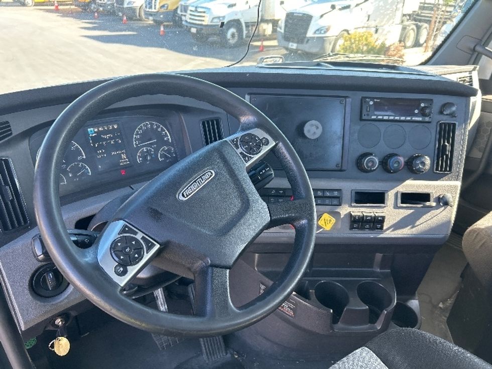 Day Cab Tractor-Heavy Duty Tractors-Freightliner-2022-T12664ST-Torrance-CA-384,535\n\t\tmiles-$ 68,500 - Image 11