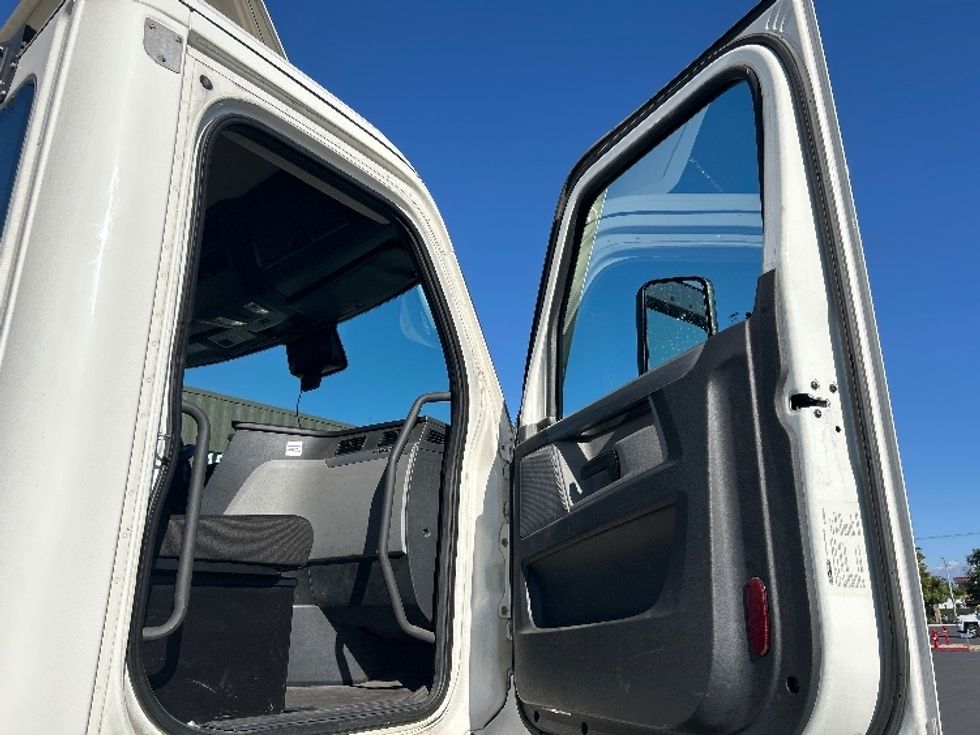 Day Cab Tractor-Heavy Duty Tractors-Freightliner-2022-T12664ST-Torrance-CA-384,535\n\t\tmiles-$ 68,500 - Image 12