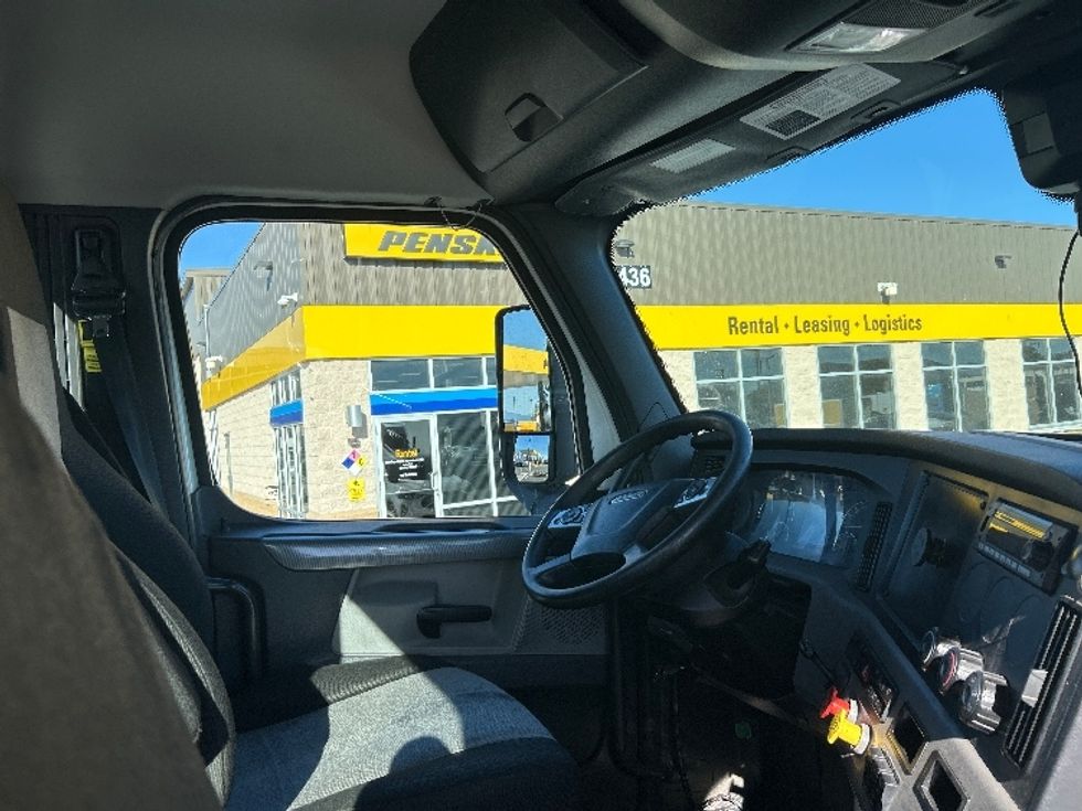 Day Cab Tractor-Heavy Duty Tractors-Freightliner-2022-T12664ST-Torrance-CA-384,535\n\t\tmiles-$ 68,500 - Image 14