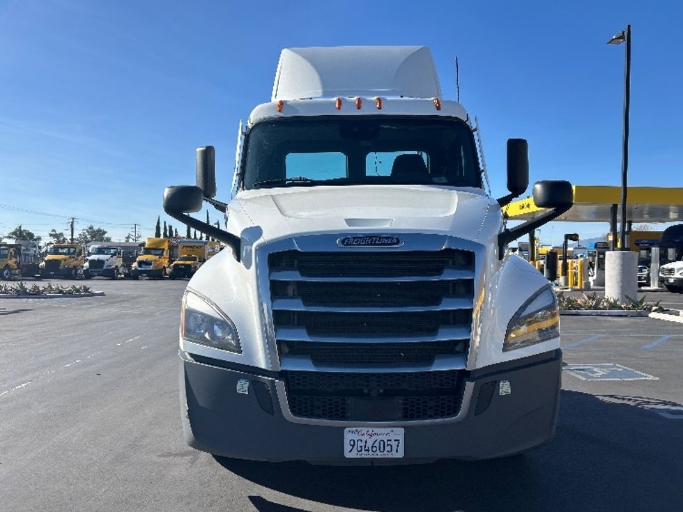 Day Cab Tractor-Heavy Duty Tractors-Freightliner-2022-T12664ST-Torrance-CA-384,535\n\t\tmiles-$ 68,500 - Image 2