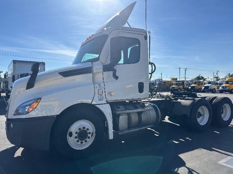 Day Cab Tractor-Heavy Duty Tractors-Freightliner-2022-T12664ST-Torrance-CA-384,535\n\t\tmiles-$ 68,500 - Image 3