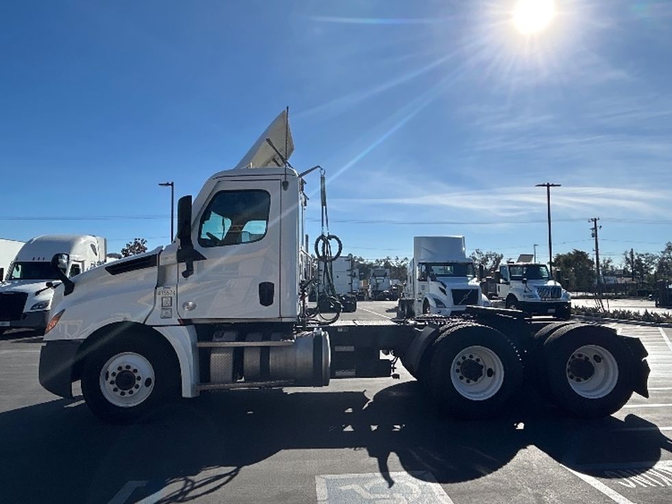 Day Cab Tractor-Heavy Duty Tractors-Freightliner-2022-T12664ST-Torrance-CA-384,535\n\t\tmiles-$ 68,500 - Image 4