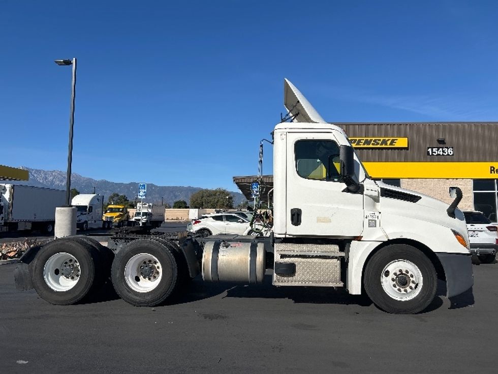 Day Cab Tractor-Heavy Duty Tractors-Freightliner-2022-T12664ST-Torrance-CA-384,535\n\t\tmiles-$ 68,500 - Image 8
