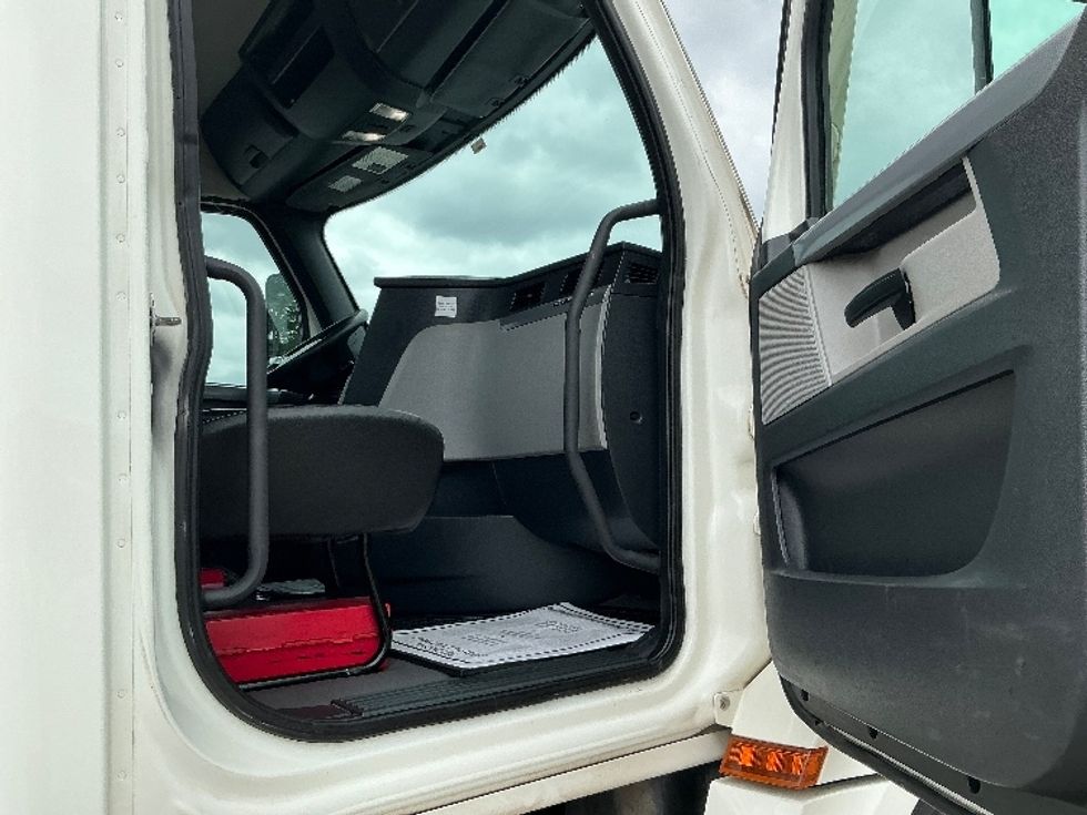 Day Cab Tractor-Heavy Duty Tractors-Freightliner-2022-T12664ST-Tulsa-OK-223,875\n\t\tmiles-$ 80,500 - Image 12