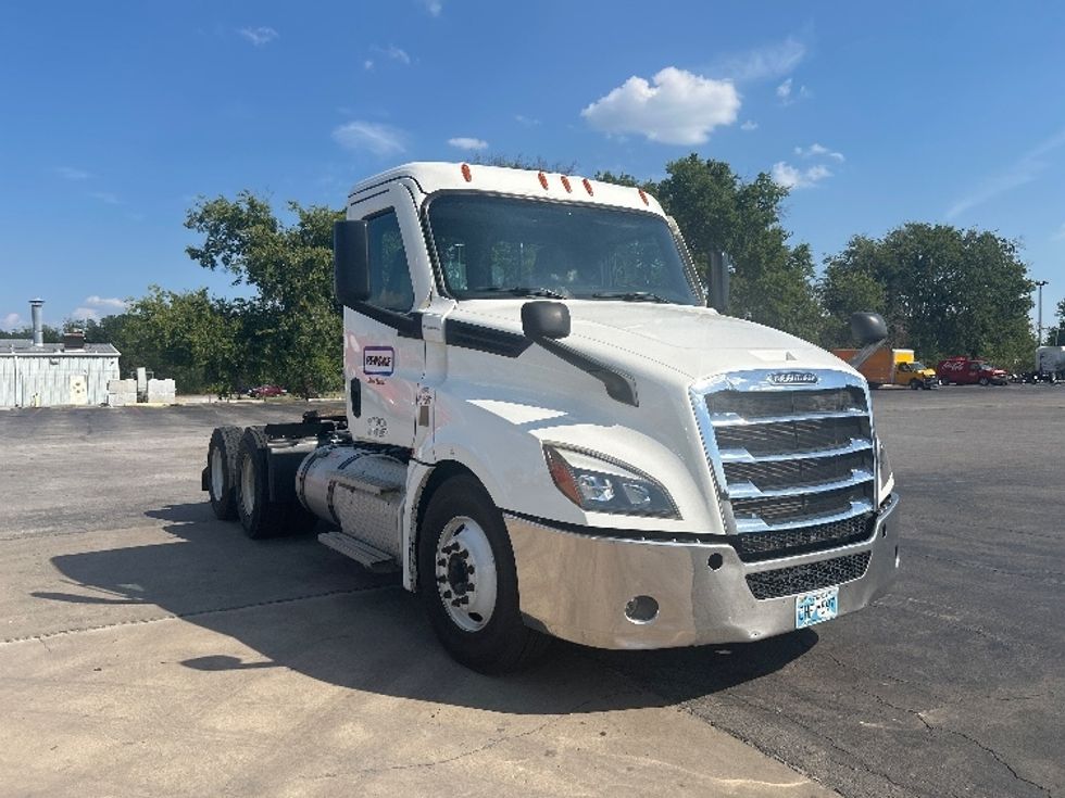 Day Cab Tractor-Heavy Duty Tractors-Freightliner-2022-T12664ST-Tulsa-OK-243,224\n\t\tmiles-$ 77,250 - Image 1