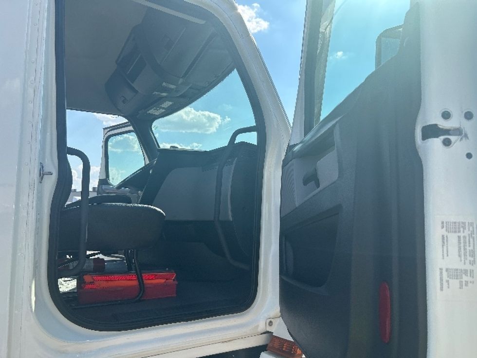 Day Cab Tractor-Heavy Duty Tractors-Freightliner-2022-T12664ST-Tulsa-OK-243,224\n\t\tmiles-$ 77,250 - Image 12