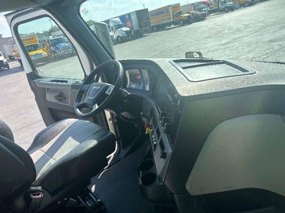 Day Cab Tractor-Heavy Duty Tractors-Freightliner-2022-T12664ST-Tulsa-OK-243,224\n\t\tmiles-$ 77,250 - Image 14