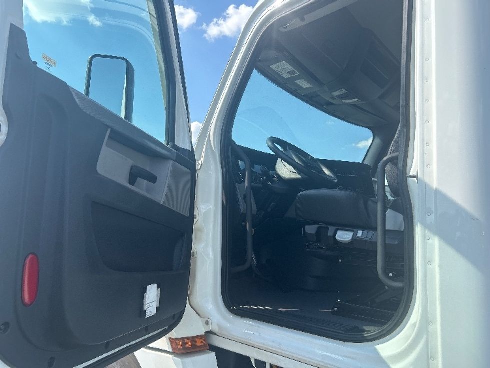 Day Cab Tractor-Heavy Duty Tractors-Freightliner-2022-T12664ST-Tulsa-OK-243,224\n\t\tmiles-$ 77,250 - Image 9
