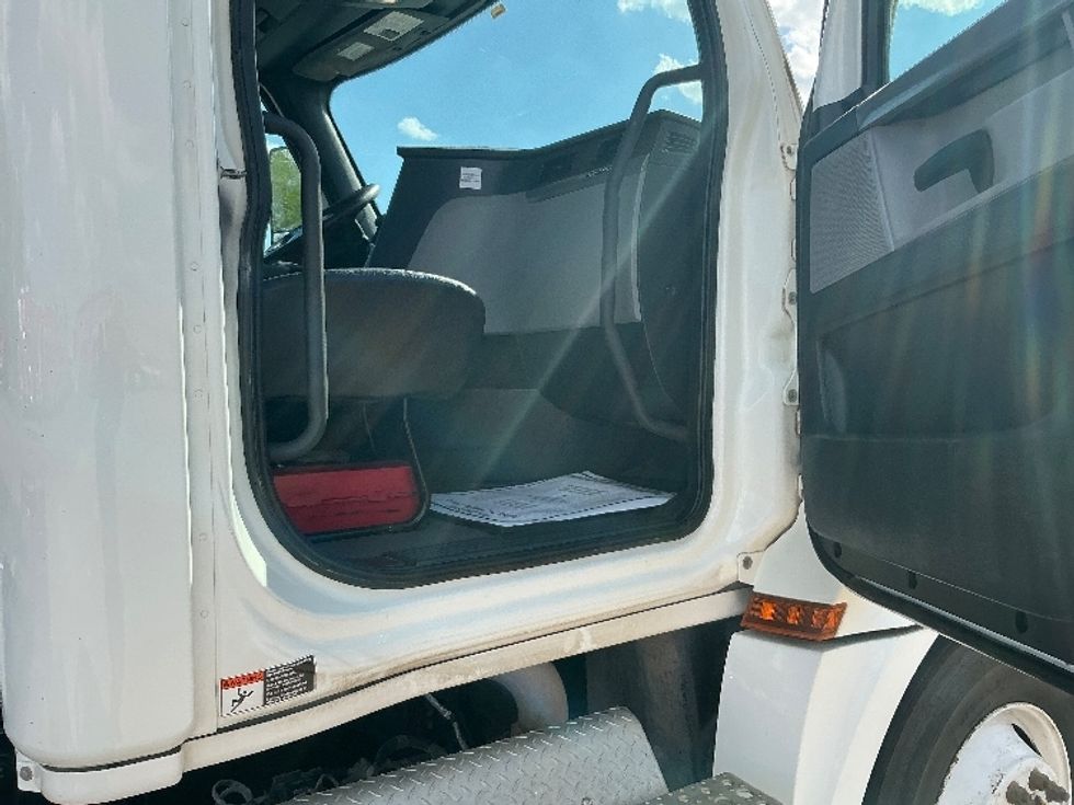 Day Cab Tractor-Heavy Duty Tractors-Freightliner-2022-T12664ST-Tulsa-OK-279,176\n\t\tmiles-$ 77,750 - Image 12