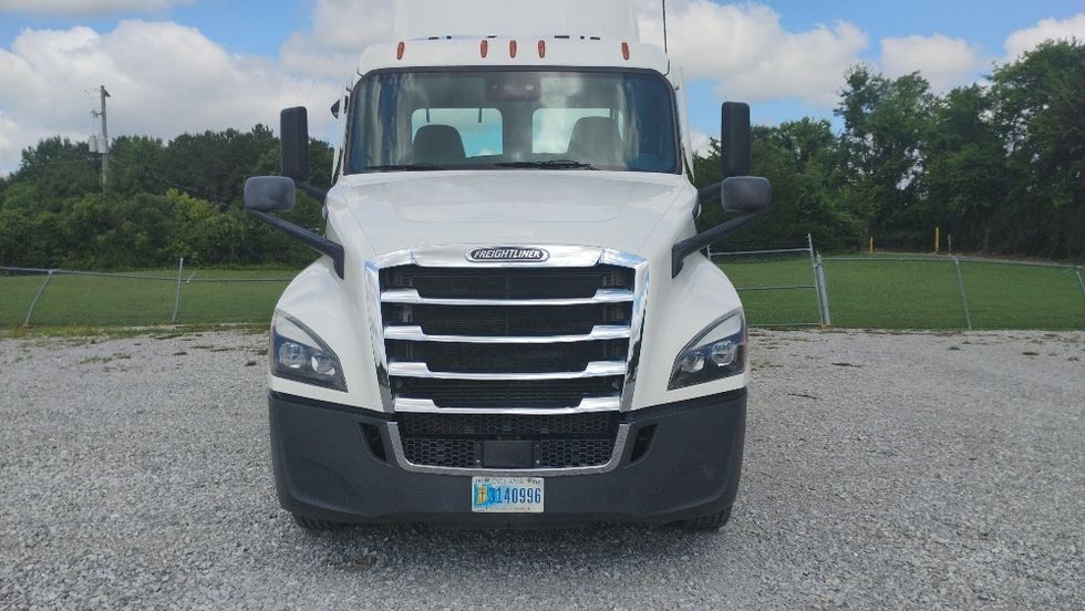 Day Cab Tractor-Heavy Duty Tractors-Freightliner-2022-T12664ST-Tuscumbia-AL-451,002\n\t\tmiles-$ 60,250 - Image 2