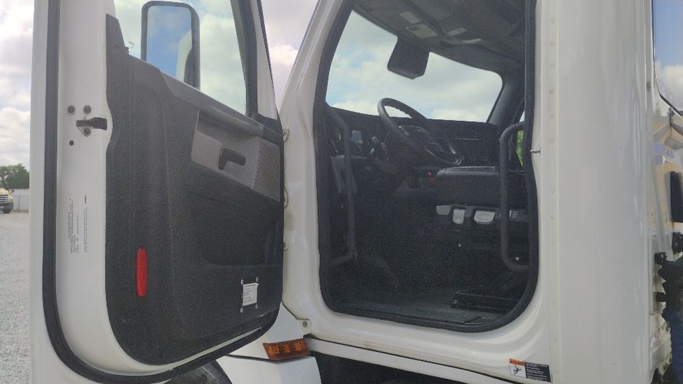 Day Cab Tractor-Heavy Duty Tractors-Freightliner-2022-T12664ST-Tuscumbia-AL-451,002\n\t\tmiles-$ 60,250 - Image 9