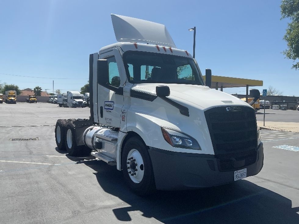 Day Cab Tractor-Heavy Duty Tractors-Freightliner-2022-T12664ST-West Sacramento-CA-259,136\n\t\tmiles-$ 87,000 - Image 1