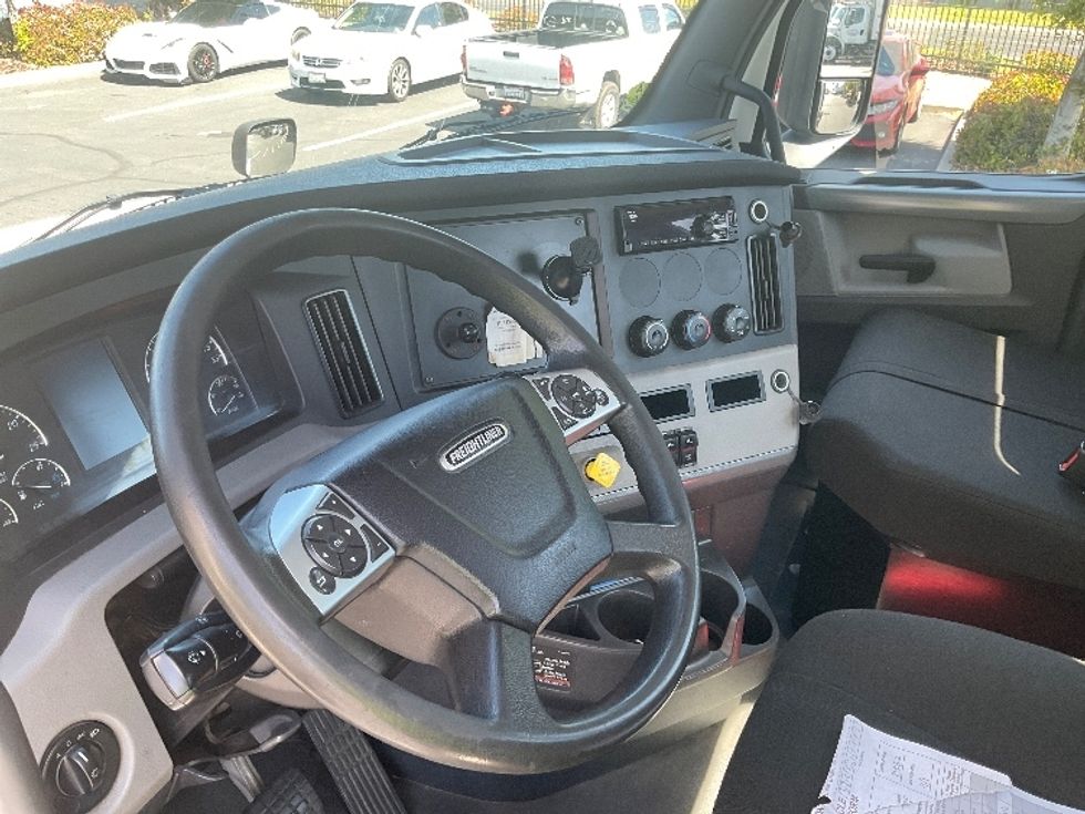 Day Cab Tractor-Heavy Duty Tractors-Freightliner-2022-T12664ST-West Sacramento-CA-259,136\n\t\tmiles-$ 87,000 - Image 10