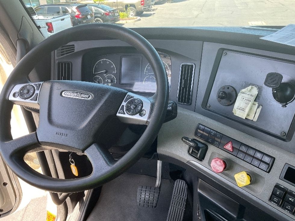 Day Cab Tractor-Heavy Duty Tractors-Freightliner-2022-T12664ST-West Sacramento-CA-259,136\n\t\tmiles-$ 87,000 - Image 11