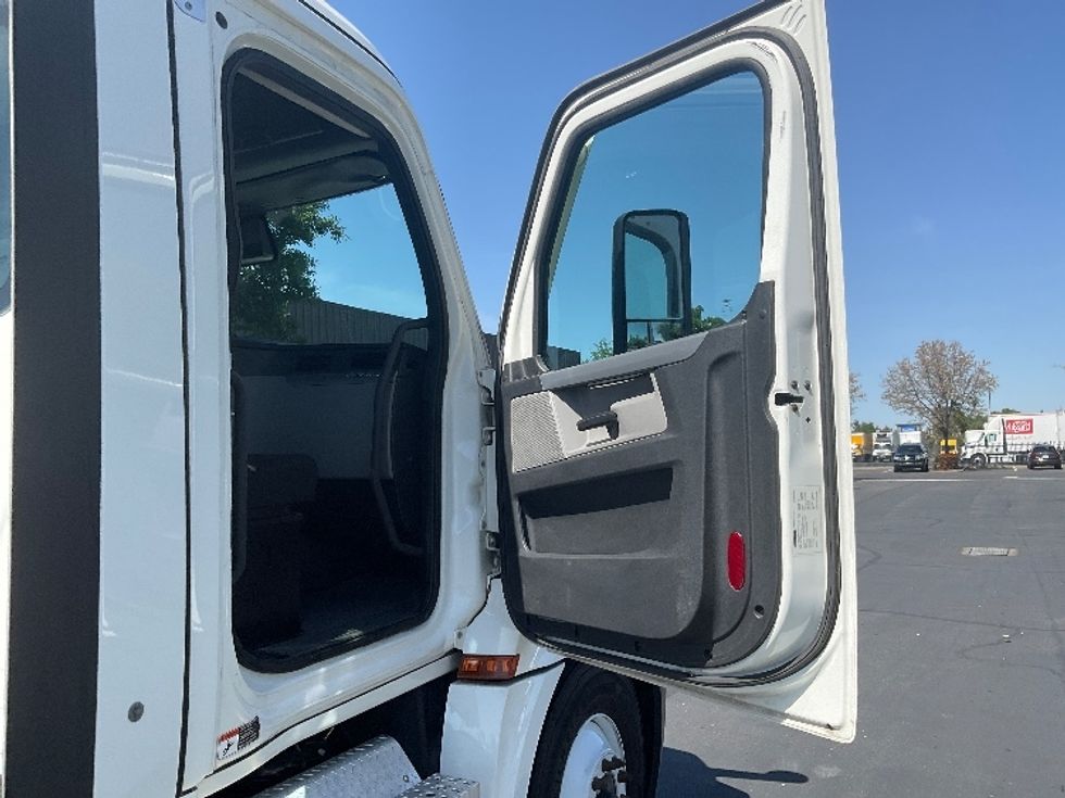 Day Cab Tractor-Heavy Duty Tractors-Freightliner-2022-T12664ST-West Sacramento-CA-259,136\n\t\tmiles-$ 87,000 - Image 12