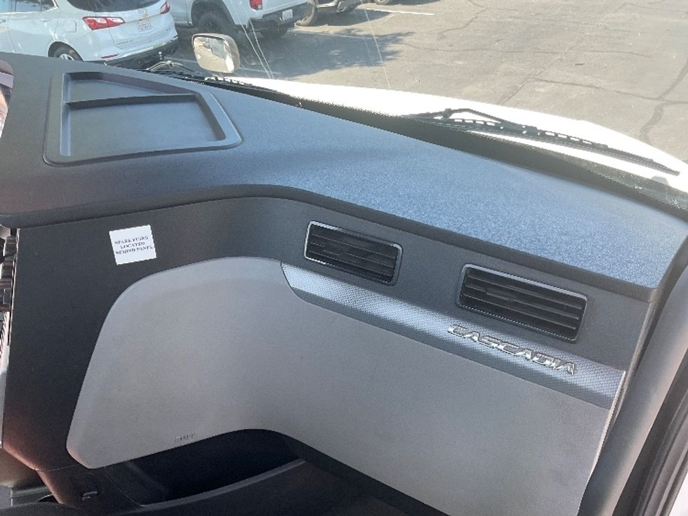 Day Cab Tractor-Heavy Duty Tractors-Freightliner-2022-T12664ST-West Sacramento-CA-259,136\n\t\tmiles-$ 87,000 - Image 13