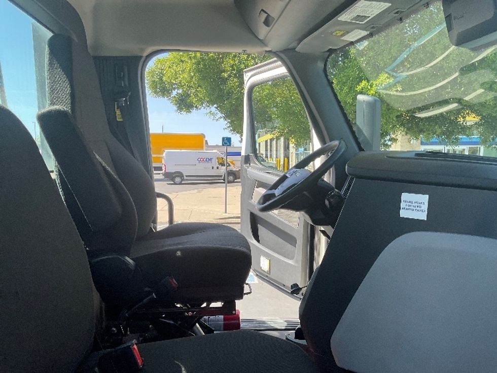 Day Cab Tractor-Heavy Duty Tractors-Freightliner-2022-T12664ST-West Sacramento-CA-259,136\n\t\tmiles-$ 87,000 - Image 14