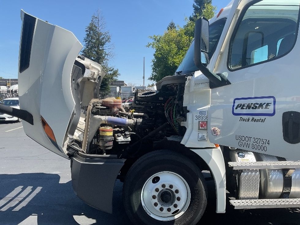 Day Cab Tractor-Heavy Duty Tractors-Freightliner-2022-T12664ST-West Sacramento-CA-259,136\n\t\tmiles-$ 87,000 - Image 16