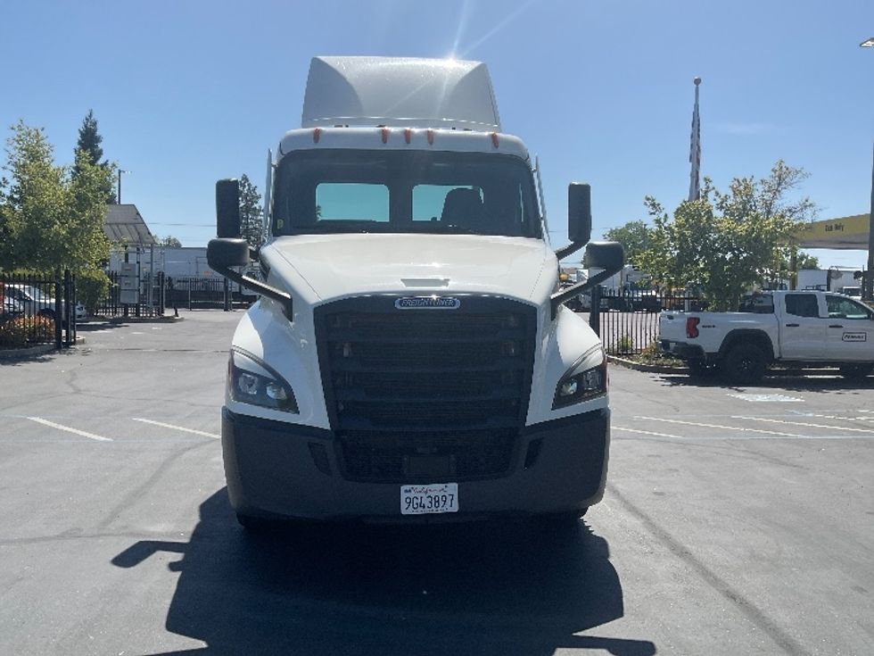 Day Cab Tractor-Heavy Duty Tractors-Freightliner-2022-T12664ST-West Sacramento-CA-259,136\n\t\tmiles-$ 87,000 - Image 2