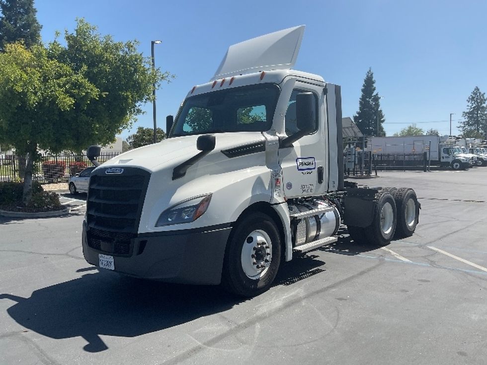 Day Cab Tractor-Heavy Duty Tractors-Freightliner-2022-T12664ST-West Sacramento-CA-259,136\n\t\tmiles-$ 87,000 - Image 3