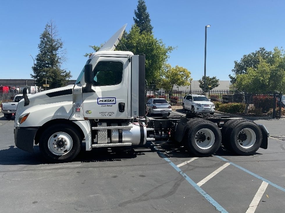 Day Cab Tractor-Heavy Duty Tractors-Freightliner-2022-T12664ST-West Sacramento-CA-259,136\n\t\tmiles-$ 87,000 - Image 4