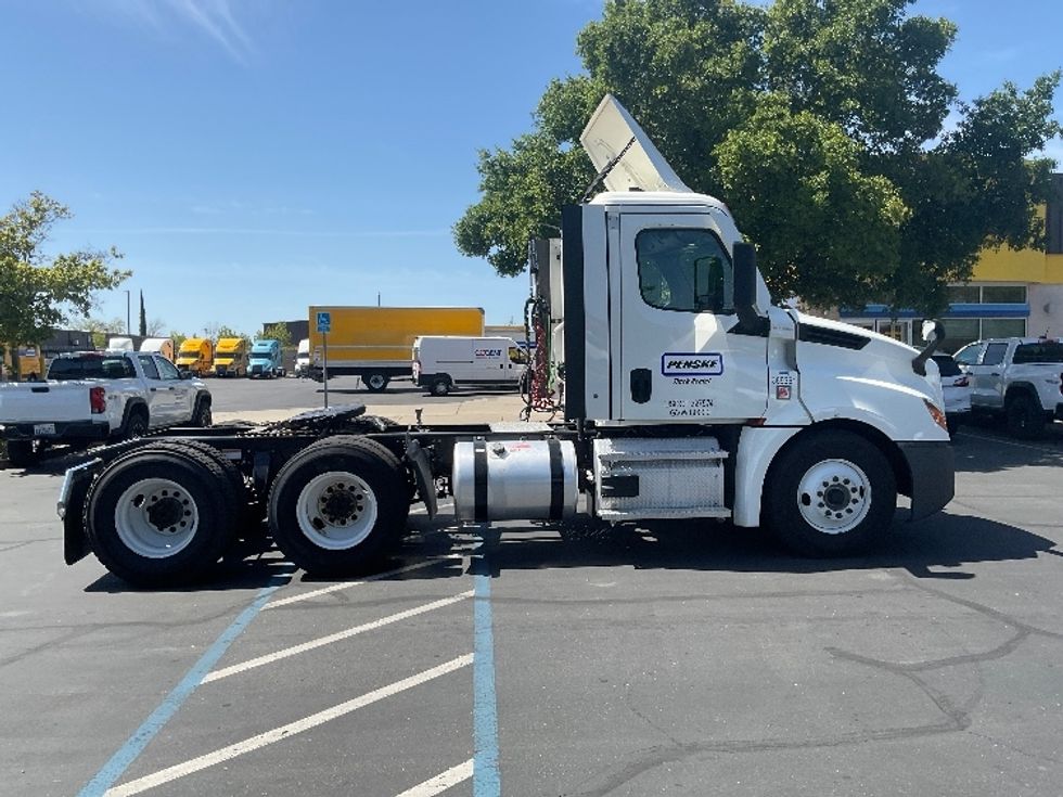 Day Cab Tractor-Heavy Duty Tractors-Freightliner-2022-T12664ST-West Sacramento-CA-259,136\n\t\tmiles-$ 87,000 - Image 8