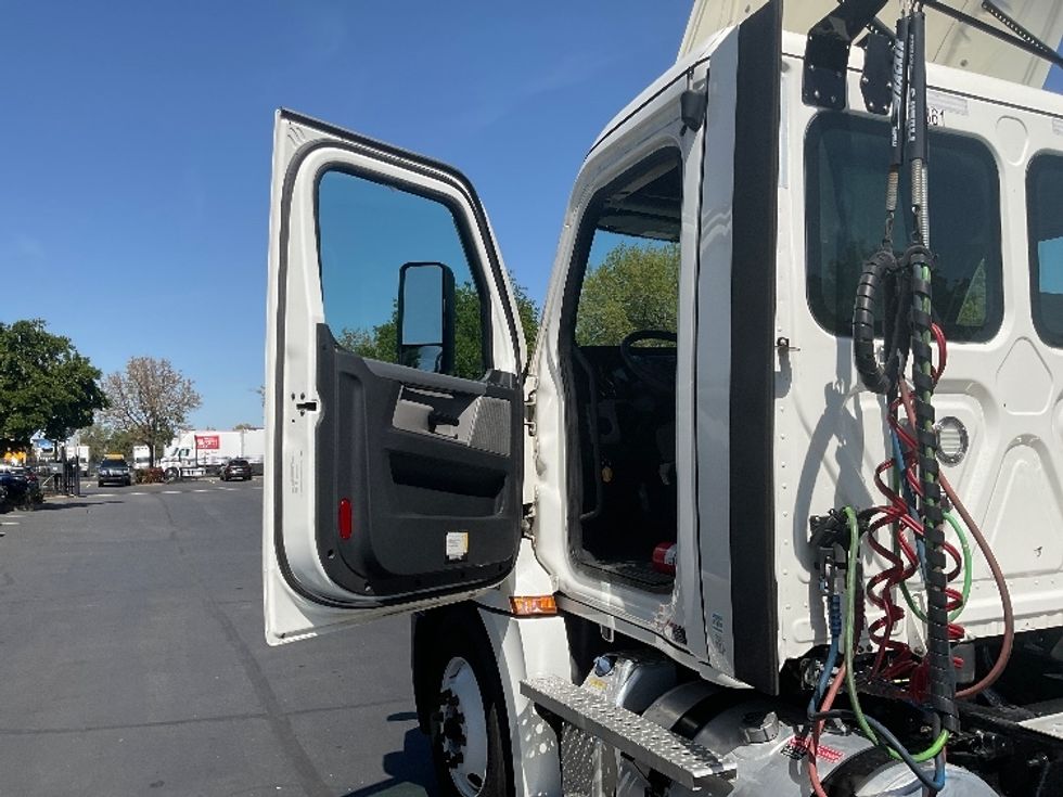 Day Cab Tractor-Heavy Duty Tractors-Freightliner-2022-T12664ST-West Sacramento-CA-259,136\n\t\tmiles-$ 87,000 - Image 9