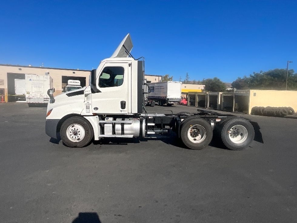 Day Cab Tractor-Heavy Duty Tractors-Freightliner-2022-T12664ST-West Sacramento-CA-314,493\n\t\tmiles-$ 74,250 - Image 4