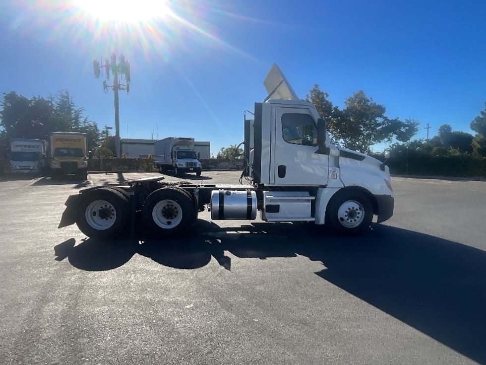 Day Cab Tractor-Heavy Duty Tractors-Freightliner-2022-T12664ST-West Sacramento-CA-314,493\n\t\tmiles-$ 74,250 - Image 8