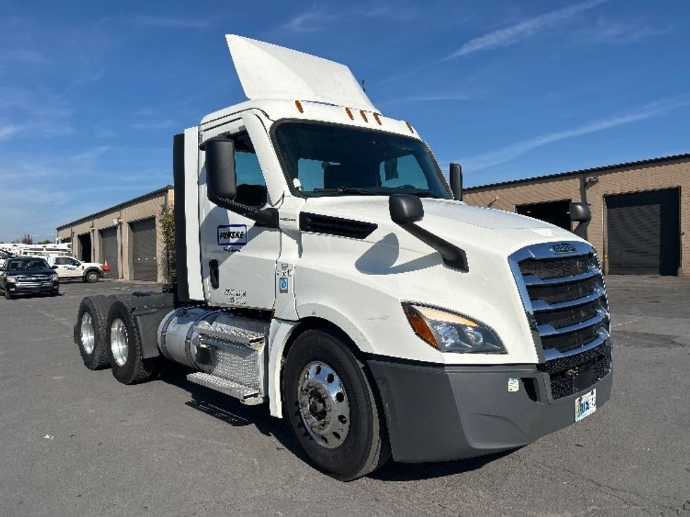 Day Cab Tractor-Heavy Duty Tractors-Freightliner-2022-T12664ST-Wilkes Barre-PA-626,166\n\t\tmiles-$ 33,500 - Image 1