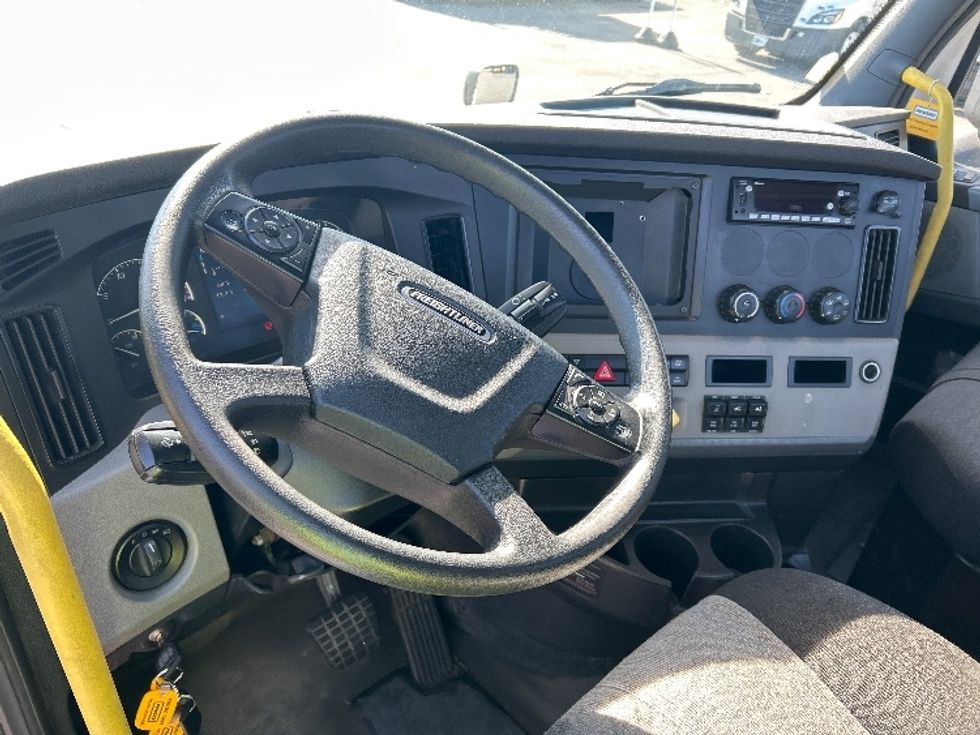 Day Cab Tractor-Heavy Duty Tractors-Freightliner-2022-T12664ST-Wilkes Barre-PA-626,166\n\t\tmiles-$ 33,500 - Image 10