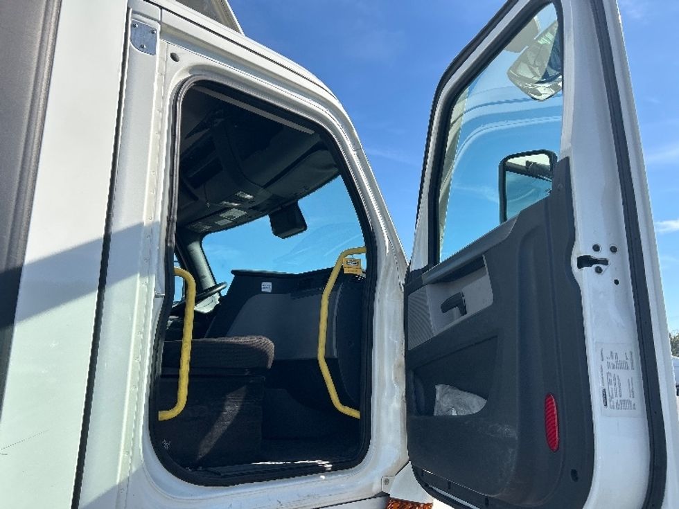 Day Cab Tractor-Heavy Duty Tractors-Freightliner-2022-T12664ST-Wilkes Barre-PA-626,166\n\t\tmiles-$ 33,500 - Image 12