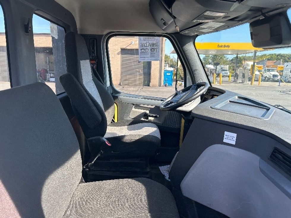 Day Cab Tractor-Heavy Duty Tractors-Freightliner-2022-T12664ST-Wilkes Barre-PA-626,166\n\t\tmiles-$ 33,500 - Image 14