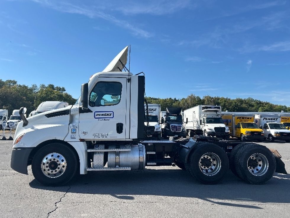 Day Cab Tractor-Heavy Duty Tractors-Freightliner-2022-T12664ST-Wilkes Barre-PA-626,166\n\t\tmiles-$ 33,500 - Image 4
