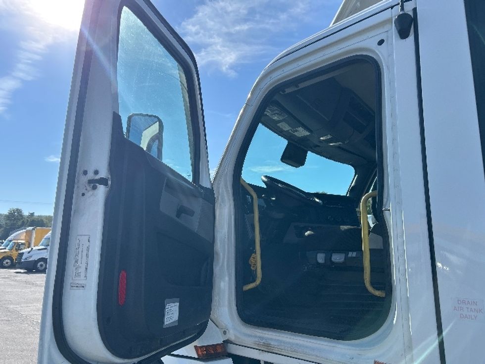 Day Cab Tractor-Heavy Duty Tractors-Freightliner-2022-T12664ST-Wilkes Barre-PA-626,166\n\t\tmiles-$ 33,500 - Image 9