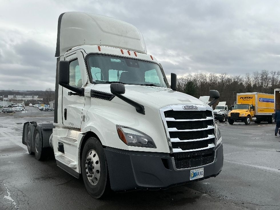 Day Cab Tractor-Heavy Duty Tractors-Freightliner-2022-T12664ST-Wilkes Barre-PA-721,609\n\t\tmiles-$ 33,000 - Image 1
