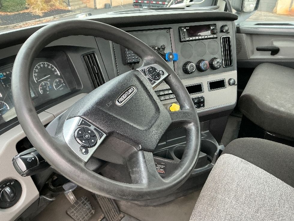 Day Cab Tractor-Heavy Duty Tractors-Freightliner-2022-T12664ST-Wilkes Barre-PA-721,609\n\t\tmiles-$ 33,000 - Image 10